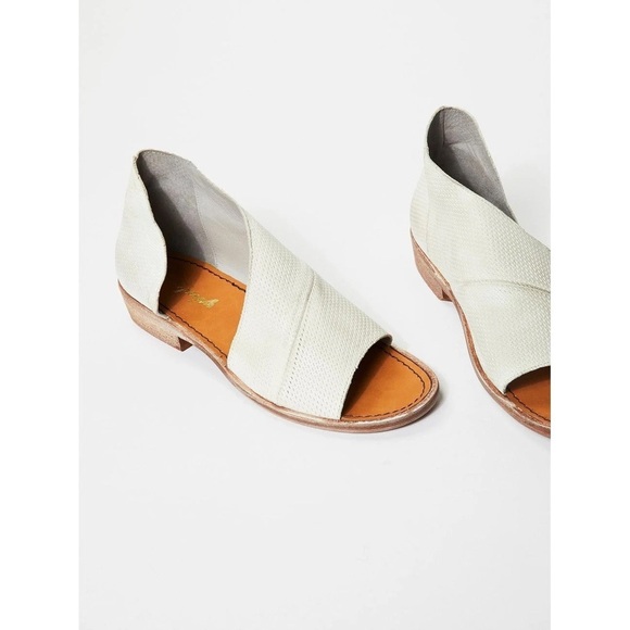 Free People • Mont Blanc Sandal asymmetrical White Distress leather cream ivory - Picture 1 of 10